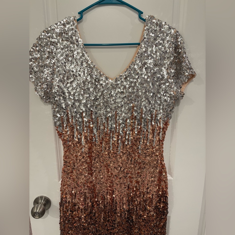 MANER Women's Silver & Gold V-Neck Gradient Sequin Dress Sparkle - size Large